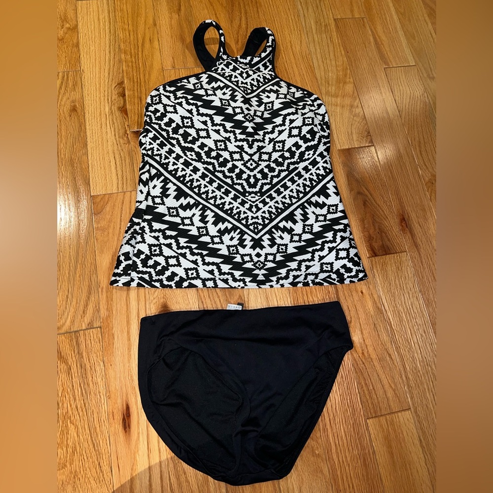 Seafolly black and white tankini bathing suite top size 14 and bottom size 16